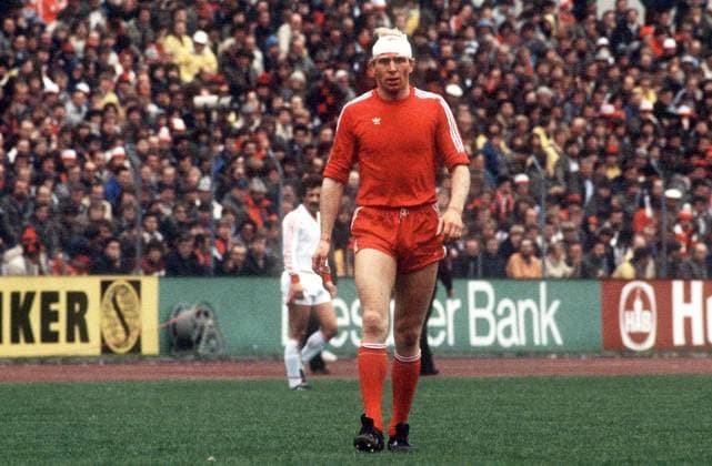 Dieter Hoeneß (Bayern) spielt das Pokalfinale nach einer Platzwunde mit einem Kopfverband zu Ende Fußball 1. BL Herren DFB-Pokal 1981 1982, FC Bayern München, Pokalendspiel, Finale, Endspiel, Einzelbild Frankfurt M.