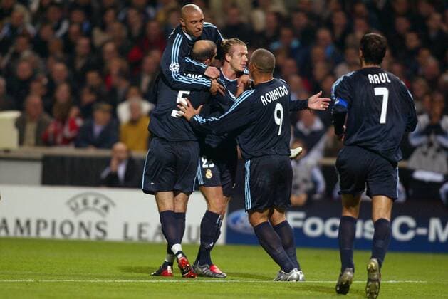 Torjubel Real Madrid v.li.: Roberto Carlos, Zinedine Zidane, David Beckham, Ronaldo und Raul Gonzalez Fußball EC 1 Herren Champions League 2003 2004, Marseille - Real Madrid 1:2, Gruppe Marseille Freude, Begeisterung,  