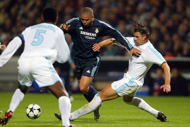 Ronaldo (Mitte, Real Madrid) gegen Daniel van Buyten (re., Marseille) Fußball EC 1 Herren Champions League 2003 2004, Olympique Marseille - Real Madrid 1:2, OM, Gruppe Marseille Dynamik,  