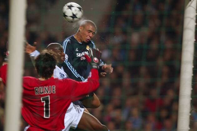 Ronaldo (re., Real Madrid) - Kopfball gegen Abdoulaye Meite (Mitte) und Torwart Vedran Runje (beide Marseille) Fußball EC 1 Herren Champions League 2003 2004, Olympique Marseille - Real Madrid 1:2, OM, Gruppe Marseille Dynamik,  