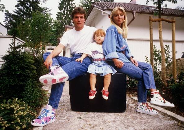 Lothar Matthäus (Bayern) sitzt mit seiner Frau Sylvia und Tochter Alisa auf gepackten Koffern (vor dem Wechsel zu seinem neuen Verein Intern Mailand) Fußball 1. BL Herren Saison 1987 1988, FC Bayern München, Shooting, Fotoshooting, Fototermin, Fotostory, Homestory Gruppe München
