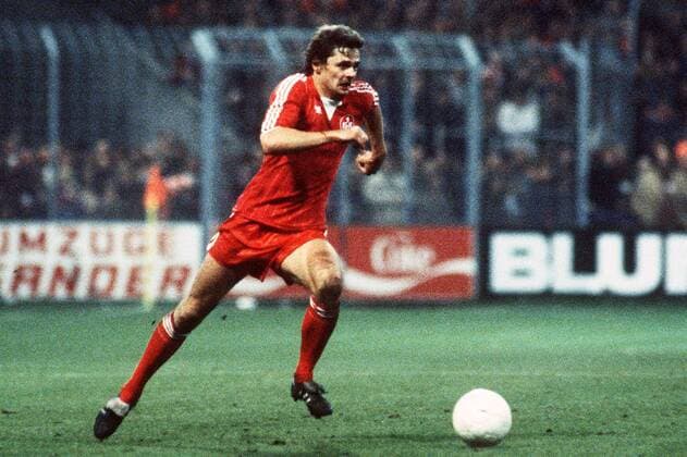 Lutz Eigendorf (Lautern) am Ball Fußball EC 3 Herren UEFA-Cup 1981 1982, Pokal, Europapokal, Europacup, 1. FC Kaiserslautern Einzelbild Kaiserslautern Dynamik,