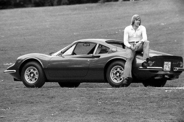 Günther Netzer (Gladbach) lehnt an seinem Ferrari Dino 246 GT Fußball 1. BL Herren Saison 1971 1972, Borussia Mönchengladbach, Shooting, Fotoshooting, Fototermin, Einzelbild Stil, Lebensart, reich, Reichtum, Luxus, Geld lifestyle, style, 70er, 70 er Jahre, Siebziger