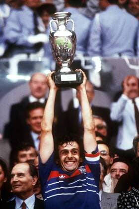 Michel Platini (Frankreich) hält den Coupe Henri Delaunay in seinen Händen Fußball EM Herren Europameisterschaft 1984, Nationalmannschaft, Nationalteam, Nationaltrikot, Finale, Endspiel Einzelbild Historie, Fußballhistorie, Fußballgeschichte Paris, Geschichte, Europameisterschaftshistorie Glück, Begeisterung, Freude,