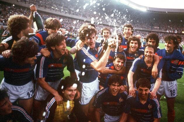 Fußball, EM Finale 1984 in Paris, Frankreich - Spanien Grenzenloser Jubel der Franzosen nach dem Gewinn der Europameisterschaft, Luis Fernandez mit einer standesgemäßen Champagnerdusche Fußball EM Herren Europameisterschaft 1984, Nationalmannschaft, Nationalteam, Nationaltrikot, Finale, Endspiel Totale Paris Glück, Begeisterung, Freude,