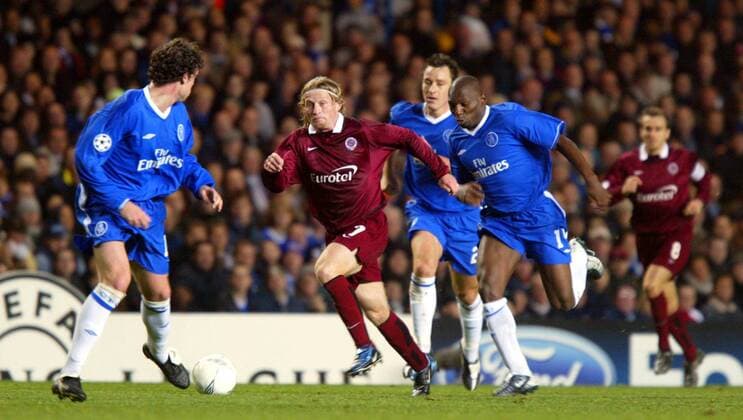 Lukas Zelenka (Sparta Prag, 2. v. li.) gegen Njitap Geremi (Chelsea London, re.) Fußball EC 1 Herren Champions League 2003 2004, FC Chelsea London - AC Sparta Praha 0:0 Gruppe London Dynamik,