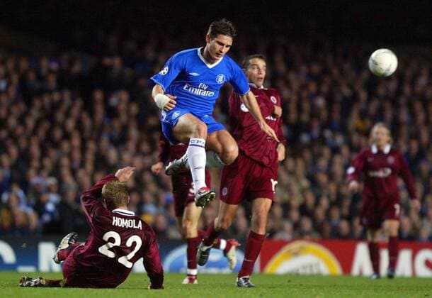 Frank Lampard (FC Chelsea, 2. v. li.) springt über Jiri Homola (Sparta Prag) hinweg Fußball EC 1 Herren Champions League 2003 2004, FC Chelsea London - AC Sparta Praha 0:0 Gruppe London Dynamik,