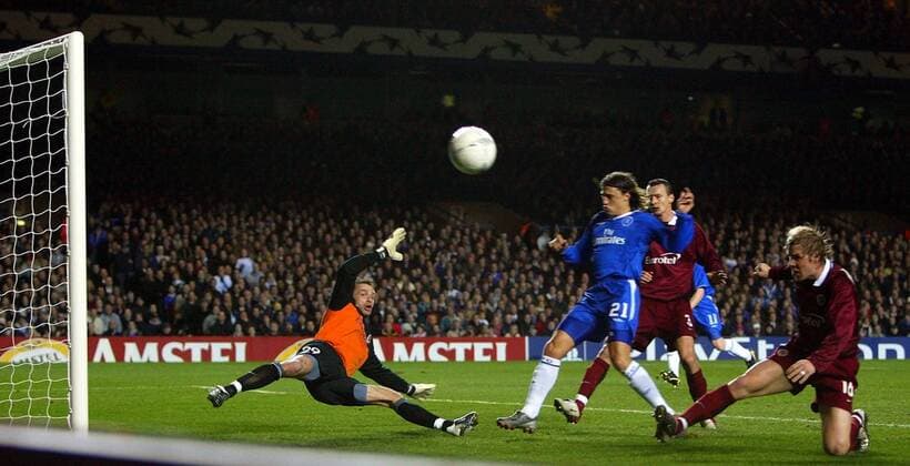 Torwart Jaromir Blazek (Sparta Prag, li.) springt Hernan Crespo (FC Chelsea, 2. v. li.) mutig entgegen, re. Michalik (Sparta Prag) Fußball EC 1 Herren Champions League 2003 2004, FC Chelsea London - AC Sparta Praha 0:0 Totale London Dynamik,