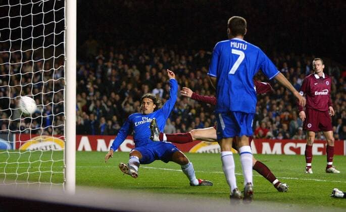 Hernan Crespo (FC Chelsea, li.) kommt vor einem Prager Spieler an den Ball Fußball EC 1 Herren Champions League 2003 2004, FC Chelsea London - AC Sparta Praha 0:0 Gruppe London Dynamik, Kampf,