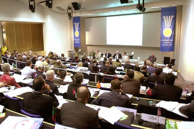 Der Welthandballverband IHF hat zu einem außerordentlichen Kongreß zusammengefunden Handball Herren Außerordentlicher IHF Kongress 2003, Verbandstreffen, Konferenz, Sitzung, Versammlung Totale Basel
