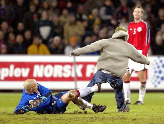 Torwart Frode Olsen (Norwegen) tackelt einen auf den Platz gerannten Hooligan - VERÖFFENTLICHUNGSRECHTE NUR FÜR DEUTSCHE MEDIEN Fußball Länderspiel Herren Europameisterschaftsqualifikation 2003, Länderspiel, Qualifikation, Relegation, Relegationsspiel Gruppe umtreten, aufhalten, niederstrecken, Rowdy, Rowdys Oslo Spannung,