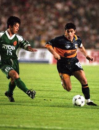 Diego Armando Maradona (Boca Juniors Buenos Aires) am Ball, li. Deng Lejun (Beijing Guo An) Fußball Herren Freundschaftsspiel 1996, Test, Testspiel, Beijing Guo An - Boca Juniors Buenos Aires 1:2, GuoAn Gruppe Peking Dynamik,