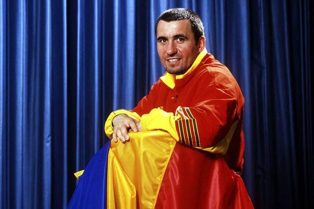 Gheorghe Hagi (Rumänien) mit seiner Nationalflagge Fußball Herren Nationalmannschaft 2000, Studio, Fotostudio, Studioshooting, Studiotermin, Studioaufnahme Einzelbild