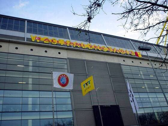 Das Dortmunder Westfalenstadion befindet sich heute in türkischer Hand und wird zum Ali Sami Yen Stadion umfunktioniert. Aufgrund von Unruhen in der Türkei wurde die Champions League-Partie von Galatasaray ins neutrale Dortmund verlegt. Fußball EC 1 Herren Champions League 2003 2004, Galatasaray Istanbul, Borussia Dortmund Einzelbild Westfalenstadion Dortmund