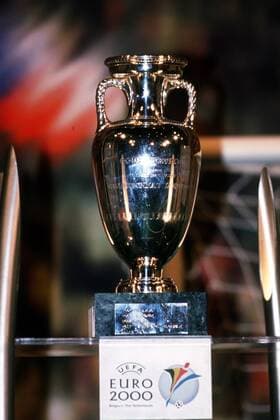Coupe Henri Delaunay - der Europameisterschaftspokal Fußball EM Herren Europameisterschaft 2000, Einzelbild Brüssel
