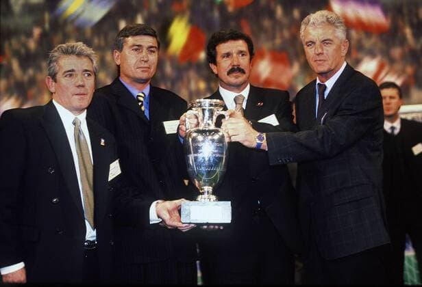 Die Nationaltrainer der Gruppe A mit dem Europameisterschaftspokal Coupe Henri Delaunay, v. re.: Bundestrainer Erich Ribbeck (Deutschland) und die Nationaltrainer Humberto Coelho (Portugal), Emerich Jenei (Rumänien) und Kevin Keegan (England) Fußball EM Herren Europameisterschaft 2000, Länderspiel, Gruppenspiel, Nationalmannschaft, Nationalteam Gruppe