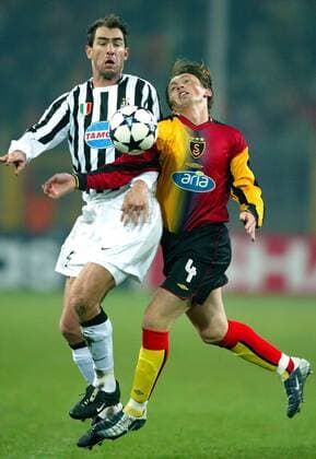 Igor Tudor (li., Juve) gegen Orhan Ak (Galatasaray) Fußball EC 1 Herren Champions League 2003 2004, Galatasaray Istanbul - Juventus Turin 2:0, Gruppe Dortmund Dynamik,