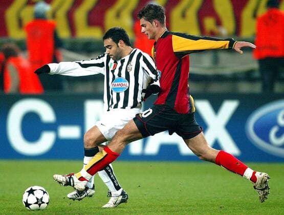 Gabriel Tamas (re., Galatasaray) gegen Fabrizio Miccoli (Juve) Fußball EC 1 Herren Champions League 2003 2004, Galatasaray Istanbul - Juventus Turin 2:0, Gruppe Dortmund Dynamik,