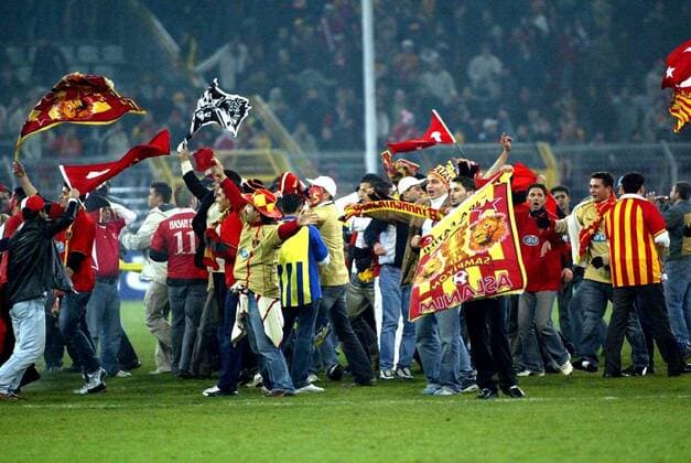 Siegesfeier der Galatasaray Fans auf dem Rasen des Dortmunder Westfalenstadions Fußball EC 1 Herren Champions League 2003 2004, Galatasaray Istanbul, Totale Dortmund Freude, Begeisterung,