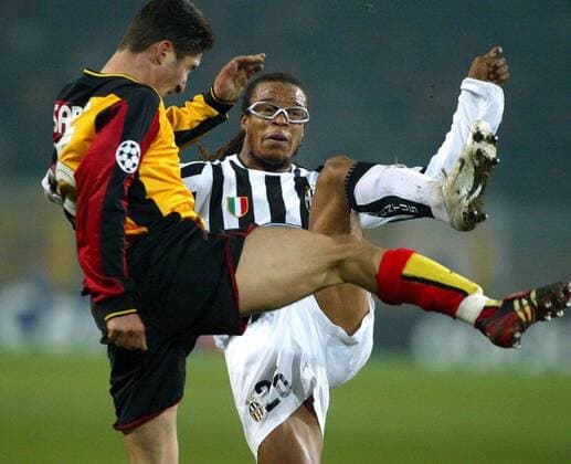 Edgar Davids (re., Juve) gegen Sabri Sarioglu (Galatasaray) Fußball EC 1 Herren Champions League 2003 2004, Galatasaray Istanbul - Juventus Turin 2:0, Gruppe Dortmund Dynamik,