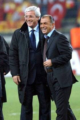 Trainer Marcello Lippi (li., Juve) und Trainer Fatih Terim (Galatasaray) erfreuen sich bester Laune Fußball EC 1 Herren Champions League 2003 2004, Galatasaray Istanbul - Juventus Turin 2:0, Gruppe Dortmund Harmonie, Freude,