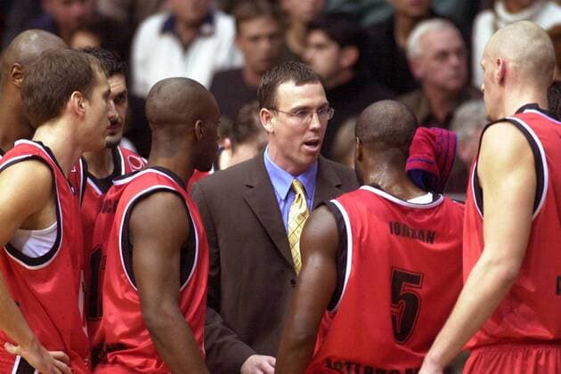 Trainer Chris Fleming (Mitte, Dragons Quakenbrück) bei der Mannschaftsbesprechung Basketball 1. BL Herren BBL 2003 2004, Weißenfels - Artland Dragons Quakenbrück 103:64, Gruppe Weißenfels