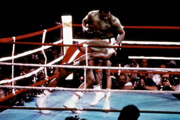 Muhammad Ali (hinten) schlägt George Foreman (beide USA) k.o. Boxen WM Herren WBC & WBA Weltmeisterschaft im Schwergewicht 1974, Boxsport, Profiboxen, Vdia Gruppe Kinshasa Dynamik, Kampf,