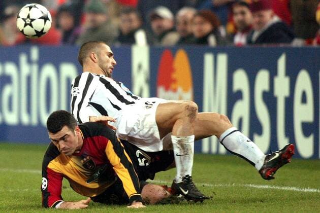 Marco di Vaio (re., Juventus) begräbt Hakan Ünsal (Galatasaray) im Zweikampf unter sich Fußball EC 1 Herren Champions League 2003 2004, Galatasaray Istanbul - Juventus Turin 2:0, Juve, Gruppe Dortmund