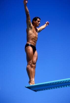Greg Louganis (USA) konzentriert sich beim Absprung Wasserspringen OS Sommer Herren Olympische Sommerspiele 1984, Olympia, Olympiade, Spiele, Kunstspringen, 3m Brett, 3 m , Meter Einzelbild Los Angeles Konzentration,