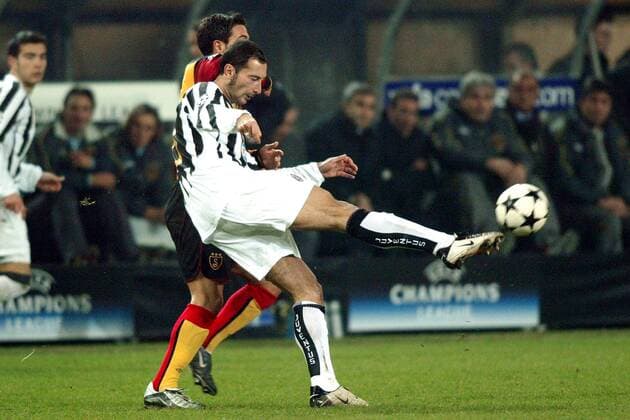 Mark Iuliano (re., Juventus) gegen Berkant Göktan (Galatasaray) Fußball EC 1 Herren Champions League 2003 2004, Galatasaray Istanbul - Juventus Turin 2:0, Juve, Gruppe Dortmund Dynamik,