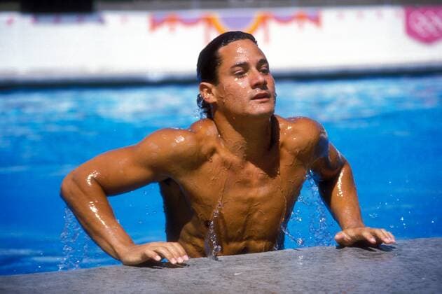 Greg Louganis (USA) pellt sich wie Adonis aus dem Wasser Wasserspringen OS Sommer Herren Olympische Sommerspiele 1984, Olympia, Olympiade, Spiele, Kunstspringen, 3m Brett, 3 m , Meter Einzelbild Los Angeles Sinnlichkeit,