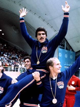 Olympiasieger Mark Spitz (USA), der insgesamt bei den Olympischen Spielen in München sieben Goldmedaillen gewann, wird von Teamkameraden auf Schultern getragen Schwimmen OS Sommer Herren Olympische Sommerspiele 1972, Olympia, Olympiade, Spiele, Schwimmsport Gruppe Geschichte Historie, Schwimmgeschichte, München, Schwimmhistorie Freude, Begeisterung,