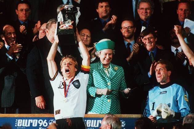 Während der deutsche Kapitän Jürgen Klinsmann den Coupe Henri Delaunay präsentiert, schenkt Queen Elizabeth II. Torwart Andreas Köpke ein Lächeln (!), re. neben der Königin UEFA Generalsekretär Gerhard Aigner (Österreich) Fußball EM Herren Europameisterschaft 1996, Länderspiel, Endspiel, Nationalmannschaft, Nationalteam, Nationaltrikot Gruppe englisches, britisches, Großbritannien London, England, Royals