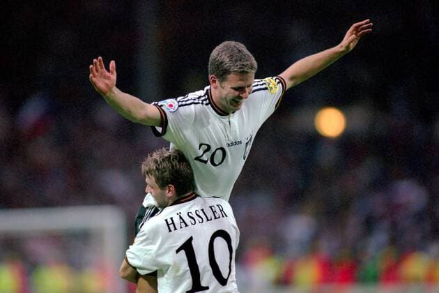 Fußball, EM Finale 1996 in London, Deutschland - Tschechien 2:1 n.V. Oliver Bierhoff hebt mit Hilfe von Thomas Häßler (beide Deutschland) ab, nachdem er den Ausgleichstreffer im Finale erzielt hat Fußball EM Herren Europameisterschaft 1996, Länderspiel, Finale, Endspiel, Nationalmannschaft, Nationalteam Gruppe London Begeisterung, Freude,