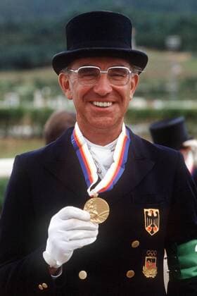 Mannschafts-Olympiasieger Dr. Rainer Klimke (Deutschland) freut sich Pferdesport OS Sommer Herren Olympische Sommerspiele 1988, Olympia, Olympiade, Spiele, Reiten, Reitsport, Dressurreiten, Dressur Einzelbild Seoul Freude,