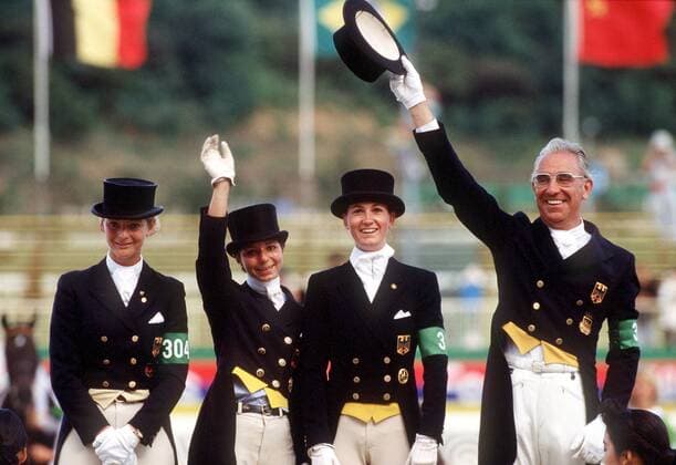 Die gekrönte deutsche Equipe, v.li.: Nicole Uphoff, Monica Theodorescu, Ann-Kathrin Linsenhoff und Dr. Rainer Klimke (alle BR Deutschland) Pferdesport OS Sommer Olympische Sommerspiele 1988, Olympia, Olympiade, Spiele, Reiten, Reitsport, Dressurreiten, Dressur Gruppe Seoul Freude,