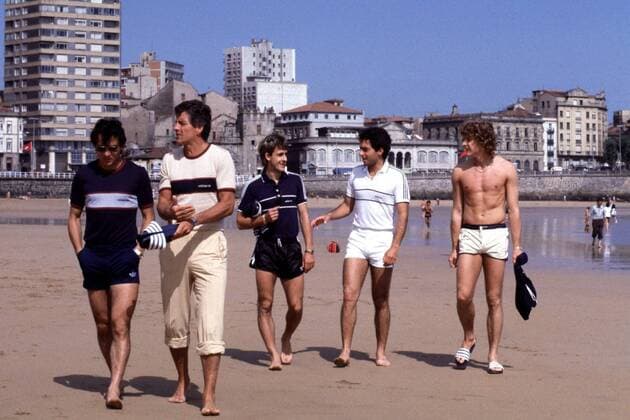 Ein freier Tag wird zum gemütlichen Schlendern am Strand, v.li.: Felix Magath, Co-Trainer Erich Ribbeck, Pierre Littbarski, Hansi Müller und Torwart Harald - Toni - Schumacher (alle BR Deutschland) Fußball WM Herren Weltmeisterschaft 1982, Nationalmannschaft, Nationalteam, Gruppe Gijon