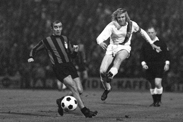 Fußball, Europapokal der Landesmeister 1971 1972, Borussia Mönchengladbach - Inter Mailand 7-1 Günther Netzer zieht ab - der 7:1 Sieg der Gladbacher gegen Inter wurde aufgrund eines Büchsenwurfes später annulliert Fußball EC 1 Herren Europapokal der Landesmeister 1971 1972, Borussia Mönchengladbach - FC Internazionale Mailand 7:1 Gruppe Vsw Mönchengladbach Dynamik,