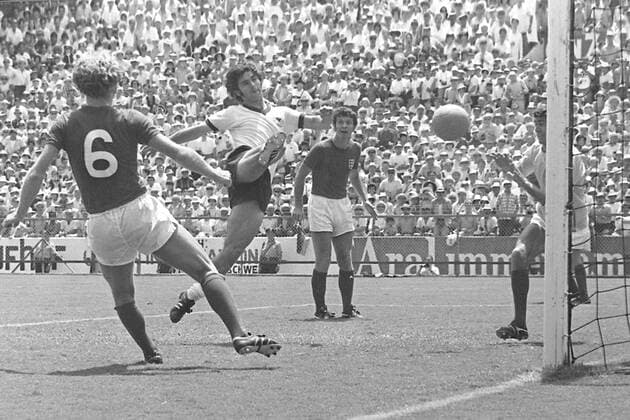 Gerd Müller (BR Deutschland) zieht ab und trifft zum 3:2 Endstand Fußball WM Herren Weltmeisterschaft 1970, Viertelfinale, Länderspiel, Nationalmannschaft, Nationalteam, Nationaltrikot Gruppe Leon Dynamik,
