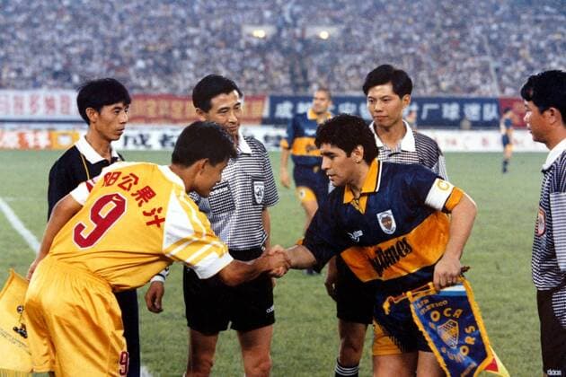Diego Armando Maradona (Boca Juniors, re.) und Sun Bowei (Sichuan Quanxing) - shakehands der Spielführer Fußball Herren Club Touring China 1996, Boca Juniors Buenos Aires - Sichuan Quanxing 3:0, Freundschaftsspiel, Test Gruppe Chengdu