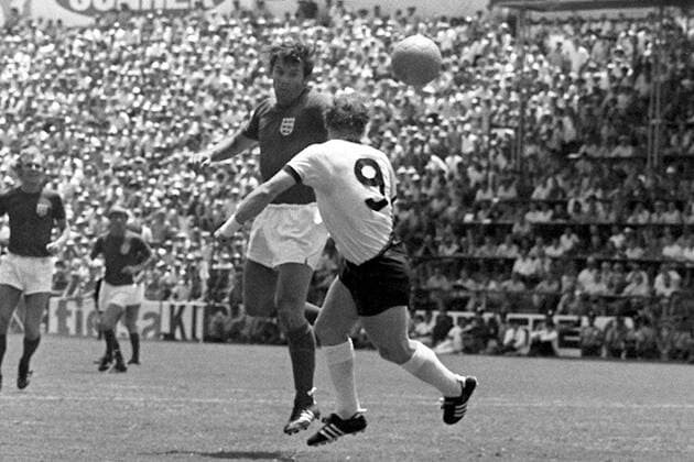 Uwe Seeler (BR Deutschland) besorgt mit seinem berühmten Kopfball per Hinterkopf das 2:2 gegen die Engländer und bringt somit sein Team in die Verlängerung Fußball WM Herren Weltmeisterschaft 1970, Länderspiel, Viertelfinale, Nationalmannschaft, Nationalteam, Nationaltrikot Gruppe Leon, Hinterkopftreffer Dynamik,
