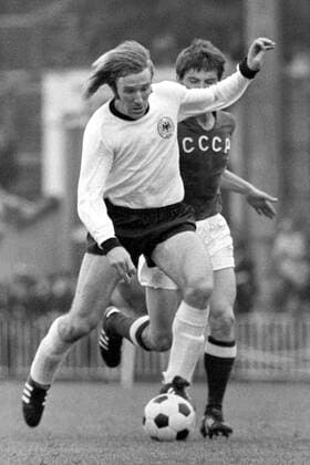 Günther Netzer (BR Deutschland) am Ball Fußball EM Herren Europameisterschaft 1972, Länderspiel, Finale, Endspiel, Nationalmannschaft, Nationalteam Einzelbild Brüssel Dynamik,