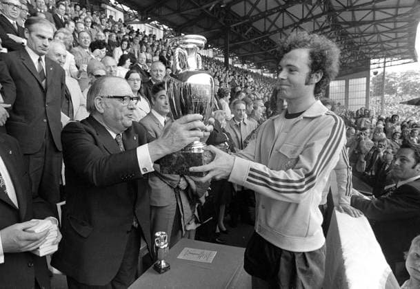 Franz Beckenbauer (re., BR Deutschland) nimmt den Coupe Henri Delaunay von UEFA-Präsident Gustav Wiederkehr (Schweiz) entgegen Fußball EM Herren Europameisterschaft 1972, Nationalmannschaft, Länderspiel, Nationalteam, Finale, Endspiel, Gruppe Brüssel Freude,