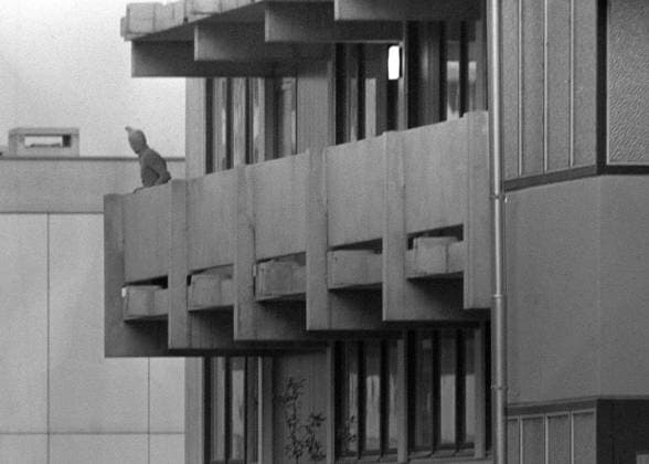 Ikonische Bilder der Sportgeschichte Geiselnahme israelischer Sportler am Rande der Olympischen Spiele 1972 in München - Ein maskierter palästinensischer Terrorist der Gruppe Schwarzer September auf dem Balkon der israelischen Unterkünfte in der Connollystraße 31 OS Sommer Olympische Spiele 1972, Sommerspiele, Olympia, Olympiade, Geschichte, Olympiageschichte, Vneg, Vsw Totale München