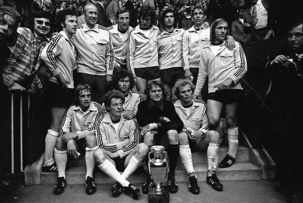 Europameister BR Deutschland, hinten v.li.: Franz Beckenbauer, Bundestrainer Helmut Schön, Georg Schwarzenbeck, Jupp Heynckes, Gerd Müller, Horst Dieter Höttges, Günther Netzer; vorn: Erwin Kremers, Herbert Wimmer, Paul Breitner, Sepp Maier und Uli Hoeneß Fußball EM Herren Europameisterschaft 1972, Länderspiel, Finale, Endspiel, Nationalmannschaft, Nationalteam, BRD Totale Brüssel Freude,