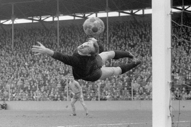 Torwart Manfred Manglitz (Duisburg) streckt sich nach dem Ball - vergebens Fußball 1. BL Herren Saison 1966 1967, Stuttgart - MSV Duisburg 1:3 Einzelbild Aufnahmedatum geschätzt Stuttgart Dynamik,