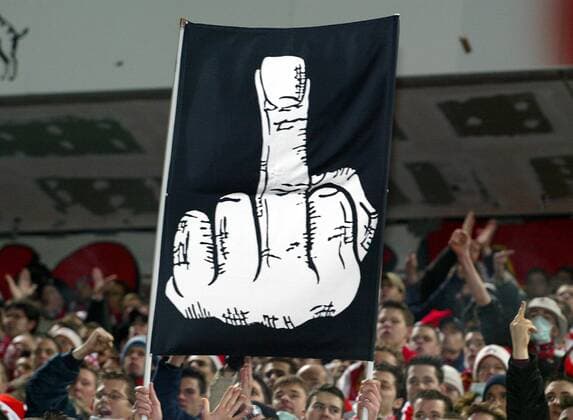 Kölner Fans zeigen dem Gegner einen überdimensionalen Stinkefinger Fußball 1. BL Herren Saison 2003 2004, 1. FC Köln, Vdig, Doppelhalter, Protest, Proteste, Fanprotest, Fanprosteste Totale Köln, Feature