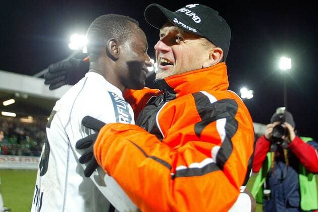 Trainer Heinz Hochhauser (re.) umarmt George Datoru (beide Pasching) Fußball Herren tmobileBundesliga 2003 2004, 1. Österreichische Liga, FC Superfund Pasching - Casino SW Bregenz 3:0 Gruppe Pasching Freude,