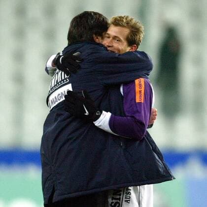 Vladimir Janocko (re.) wird von Trainer Löw (beide Wien) umarmt Fußball Herren tmobileBundesliga 2003 2004, Salzburg - FK Austria Memphis Magna Wien 0:1, 1. Österreichische Liga, Gruppe Salzburg Harmonie Freude,