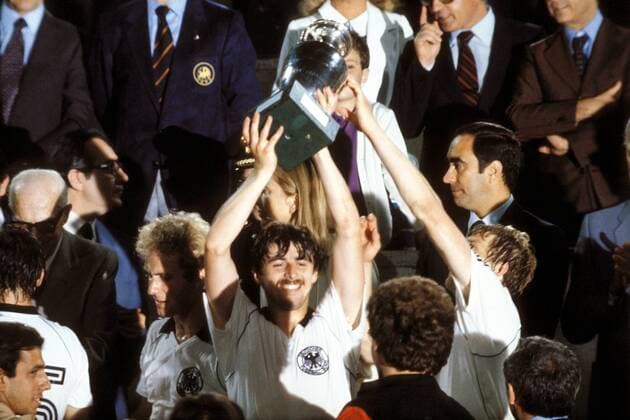Deutschland ist Europameister 1980 - Klaus Allofs (Mitte) präsentiert nach Karl-Heinz Rummenigge (li.) stolz den Pokal, auch Karlheinz Förster (alle BRD) kann es kaum noch erwarten Fußball EM Herren Europameisterschaft 1980, Länderspiel, Nationalmannschaft, Nationalteam, Nationaltrikot, Vdia Gruppe Rom Freude,